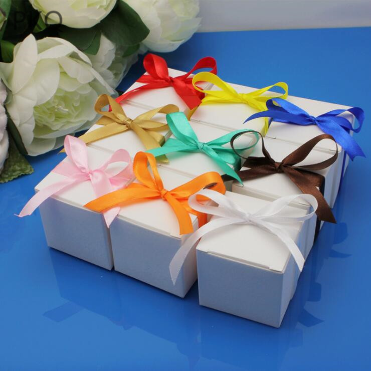 

50Pcs/Lot Square Gift Box White Kraft Paper Box With Ribbon Small Jewelry Present Birthday Wedding Party Boxes 5x5x5cm