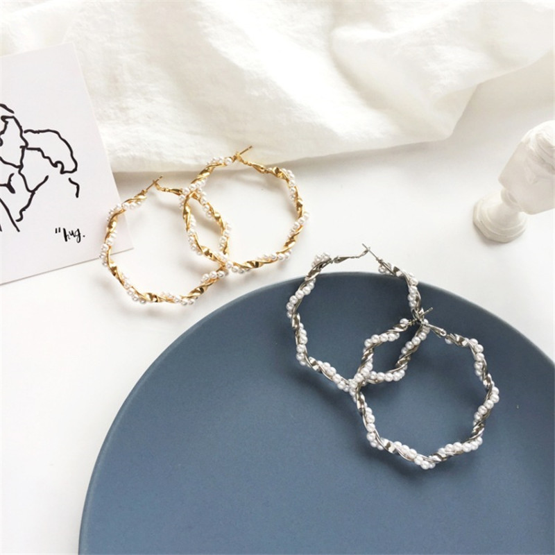 

Charm 1pair Unique White Small Bead Twining Hoop Earrings For Women Exquisite Gold Silver Color Big Ear Jewelry Gift E181