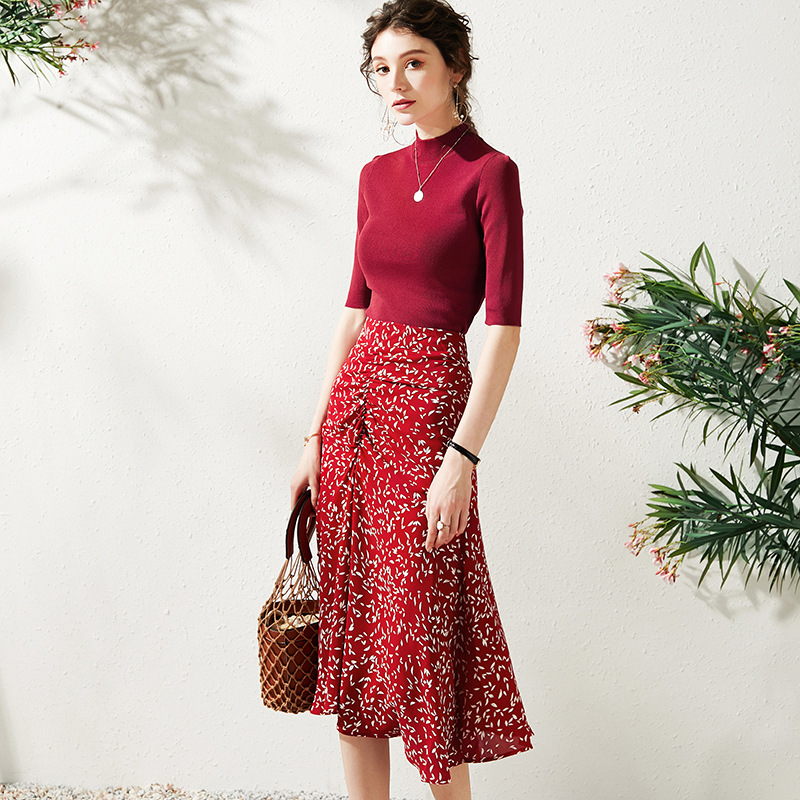 

Spring / Summer 2020 French Half-High Collar Middle Sleeve Sweater Floral Thin Thin Skirt Lightly Cooked Two-piece Suit, Red