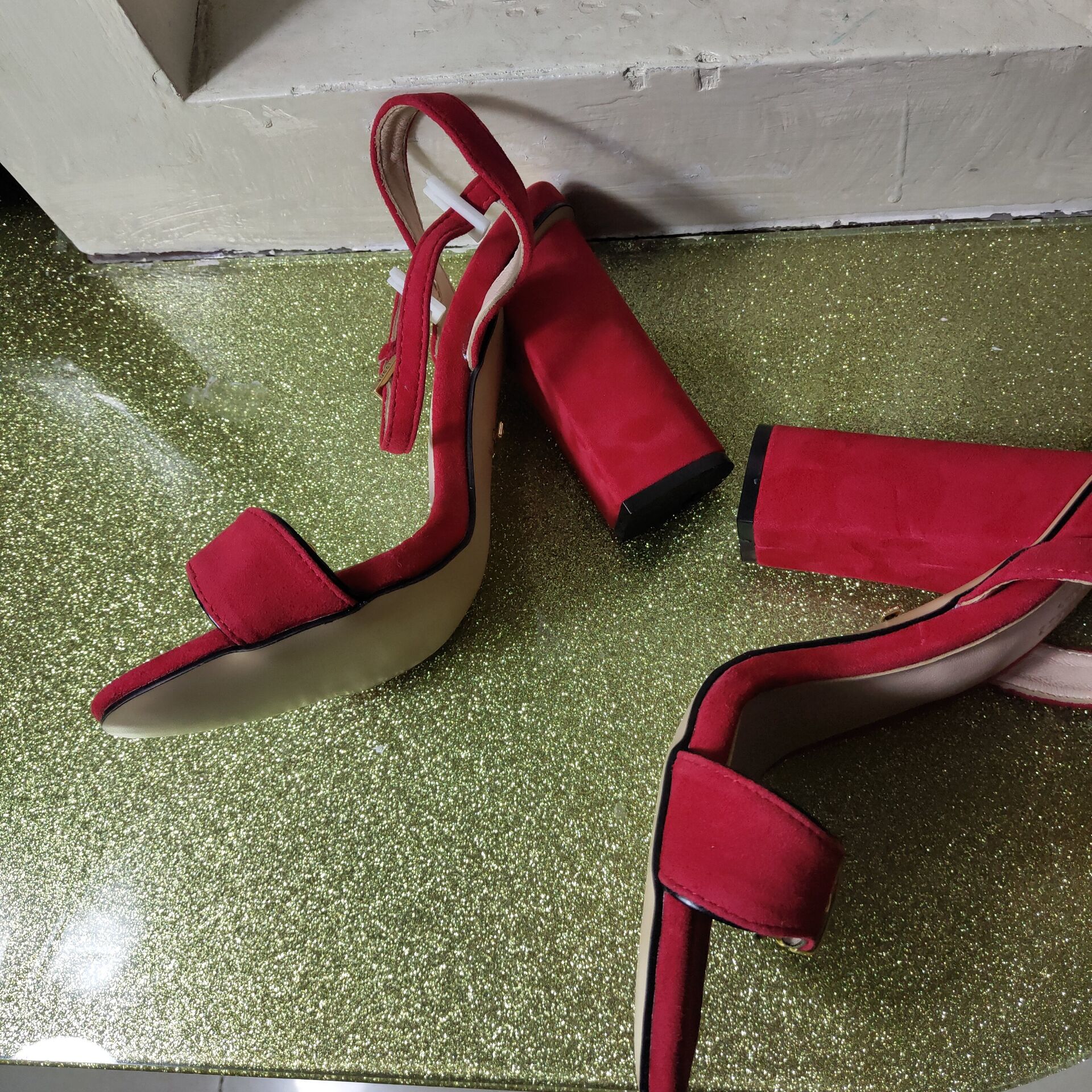 

EuropClassic High heeled sandals Coarse gold letters leather luxuryr Suede woman shoes Metal buckle for black letteer Sexy sandals