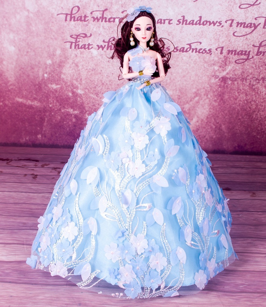 niños vestidos de muñecos