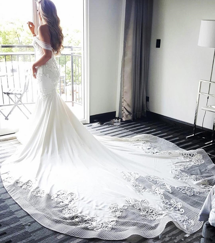 Nouveaux robes de mariée Sermaid de luxe sexy à l'épaule dentelle Approche de dentelle cristal perlée chapelle dossière Train Personnalisé Plus T
