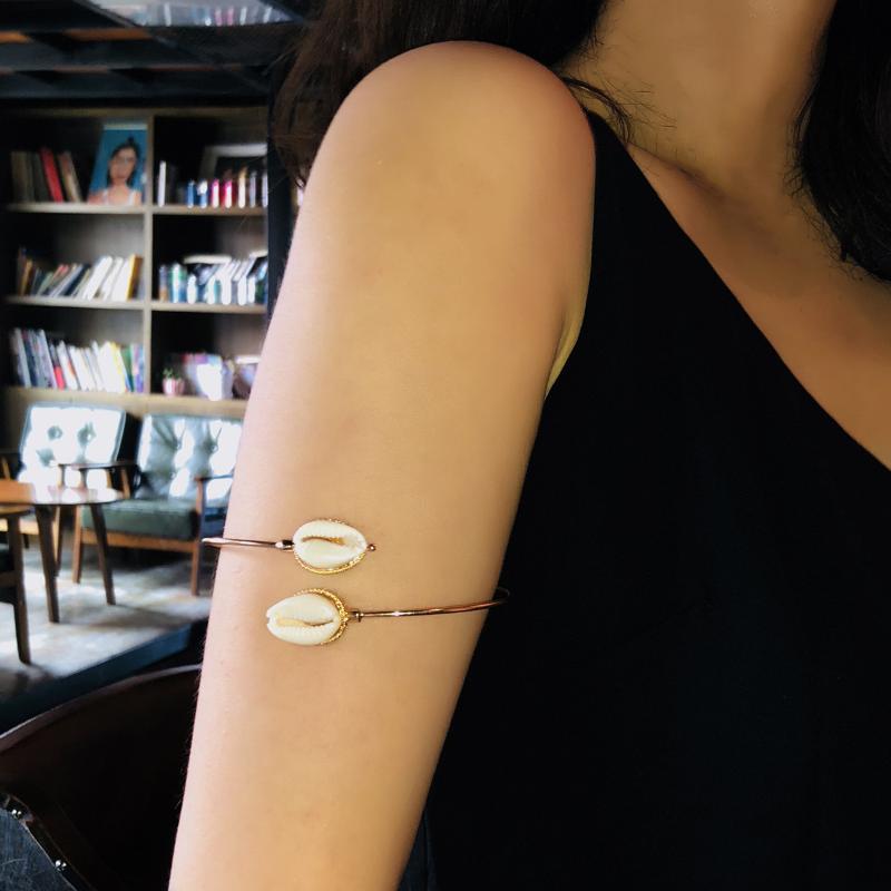 

Wholesale Fashion design tiny cowrie shell bangles gold-color adjustable raw cowrie shell bracelet bangle for women