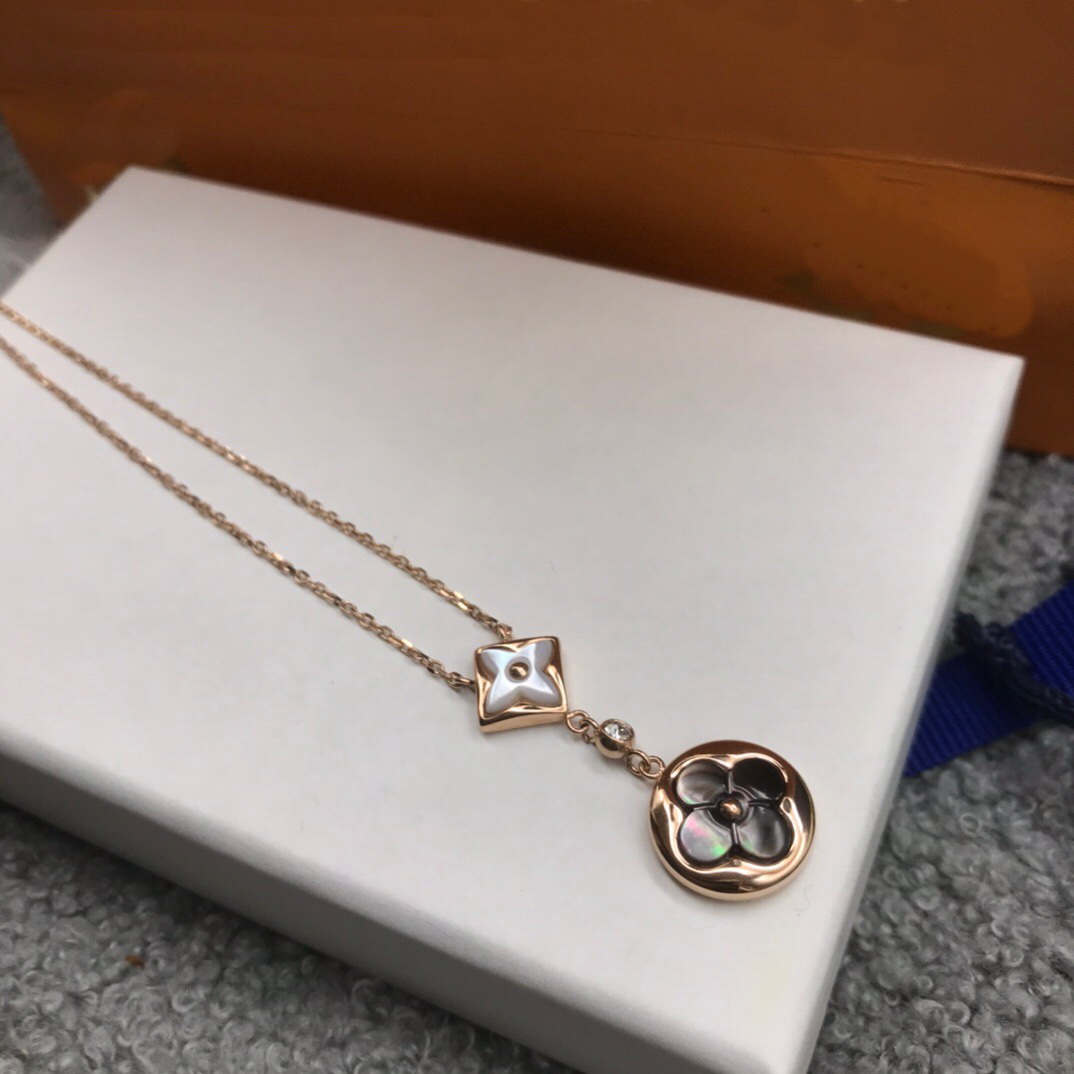 

Europe America Style Lady Women V Initials Necklace With Double Motifs Mother of Pearl Carnelian Setting Diamond Four Leaf Flower Charm