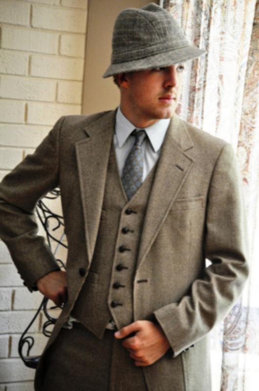 

Custom Made Men Suits Notch Lapel Groom Tuxedos Best Men Wedding Groomsmen ( Jacket+Vest+Pants+Tie ) E399, Same the picture
