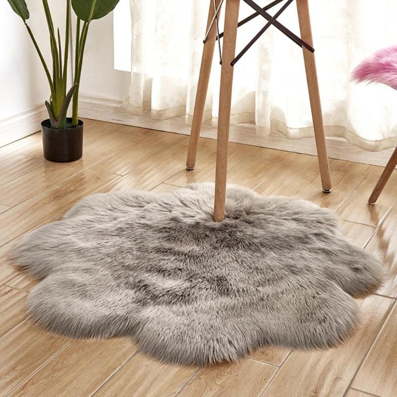 

Plum Blossom Shape Hairy Floor Mat Long Plush Rug Imitation Wool Carpet Artificial Winter Sofa Table Christmas Decor, White
