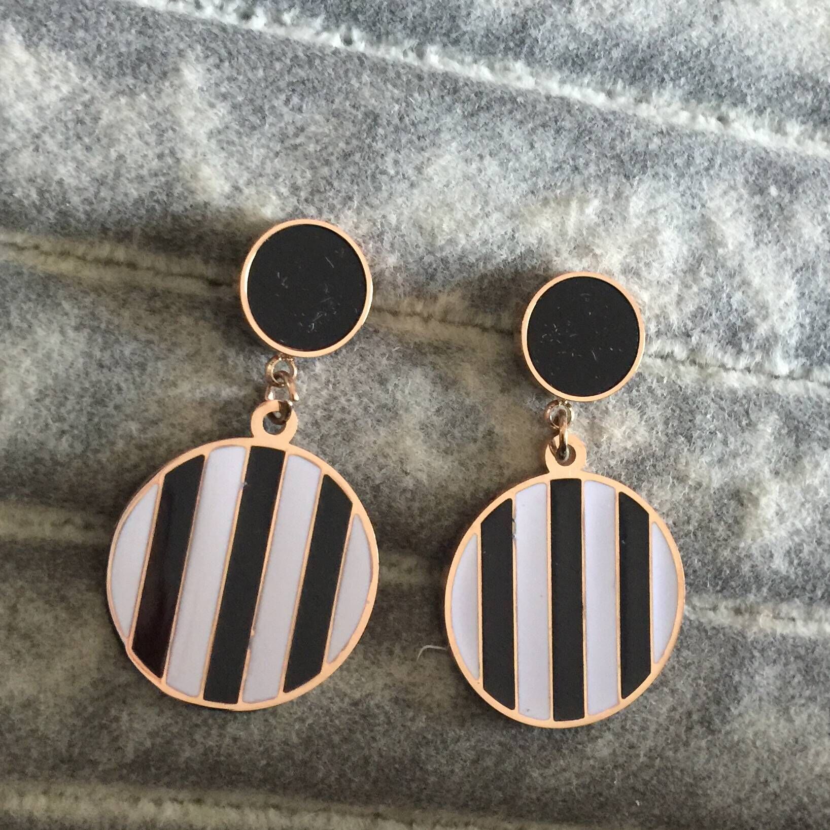 

High Quality deluxe 18K rose Gold filled letter black white dangle Fashion 316L stainless Steel love Earrings For Women wholesale