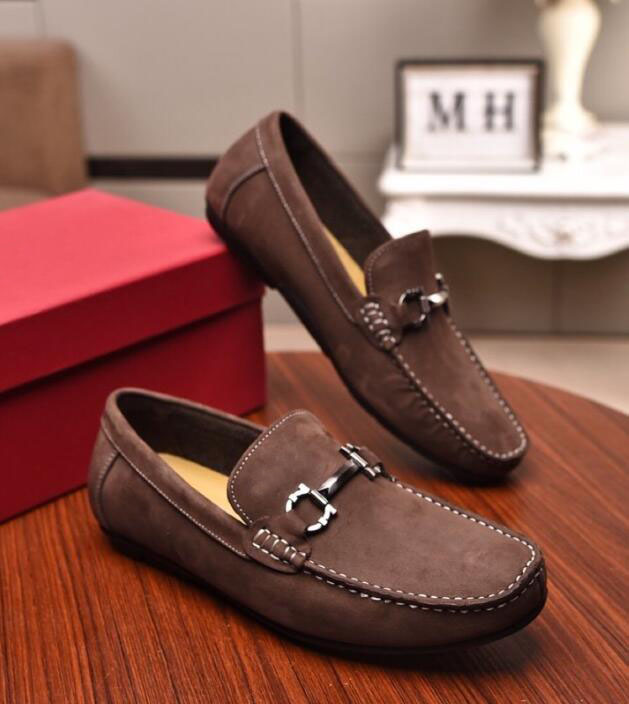 Luxe Nouveau Hommes mocassin Gommino Robe de mariée Designer Robe formelle Hommes en cuir suédé Flats Bureau Homme Chaussures