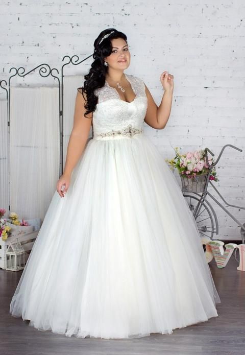 

2022 Classic V neck Plus size Wedding Dress Princess Designer Tulle Lace Crystal Rhinestones Beaded Wedding Reception Dresses Bridal Gown, Dark green