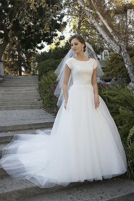 

Lace Wedding Dresses 2020 with Short Sleeves Appliques O-Neck Button Back A-Line Simple Bridal Gowns Robe De Mariee, White