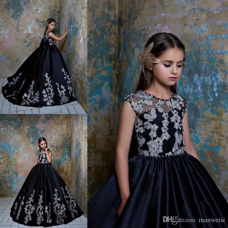 

Pentelei 2020 Black Flower Girl Dresses For Weddings Butterfly Lace Appliqued Beads Little Kids Baby Gowns Cheap Country Communion Dress
