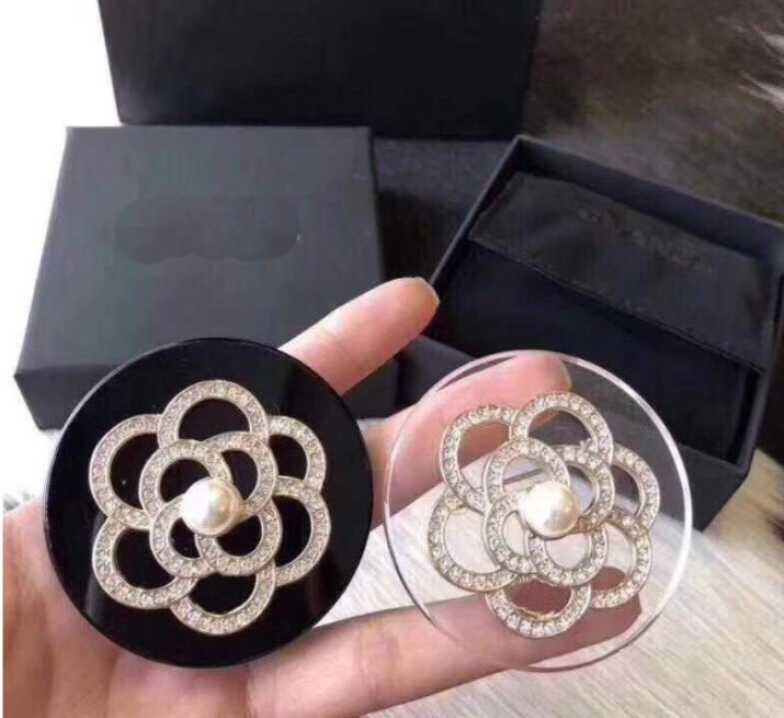 

Europe and America Fuhua Diamond Pearl Letter Brooch Women's Coat Coat Pin Chest Flower Accessories Fashion Personality