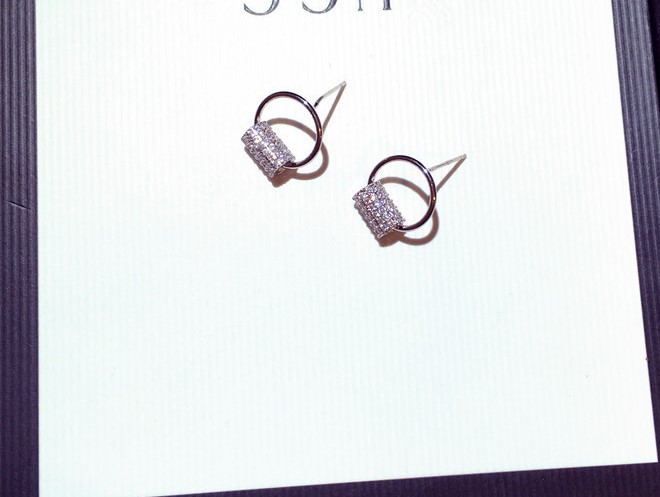 

Wholesale-r glittering popular trendy fashion luxury designer simple diamond circle stud earrings for woman girls silver