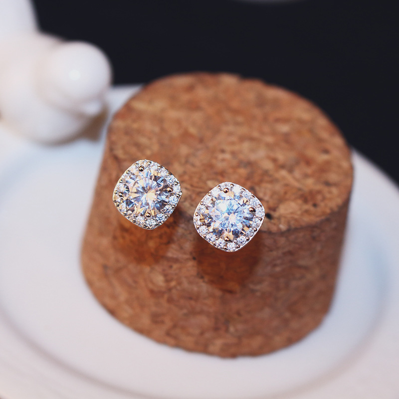 

2020 Luxury rose gold exquisite high-end earrings jewelry simple classic super flash zircon S925 silver needle earrings cute girl earrings, Golden;silver