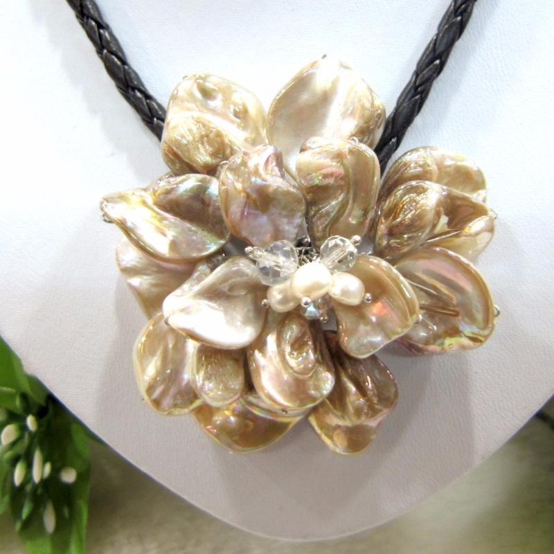 

Fashion handmade white sea shell flower & freshwater pearl flower handmade necklace 18" nature