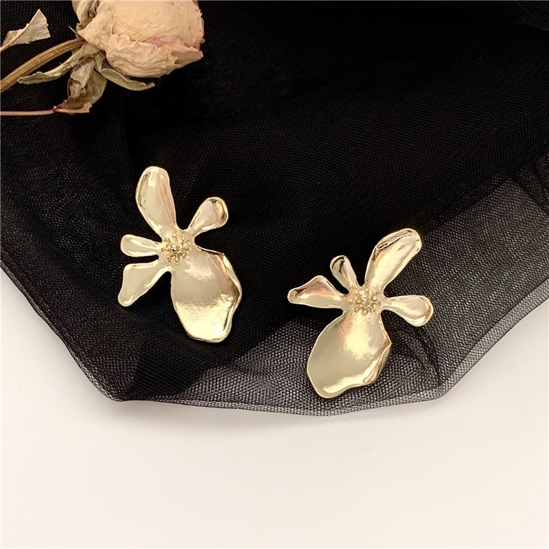 

Contracted retro metal flower earrings female senior fashion temperament to feel character joker earring ornaments