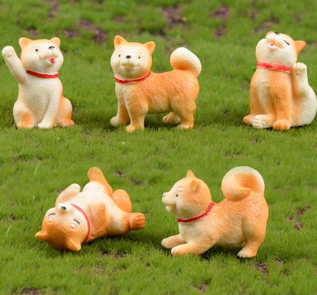 little plastic figures