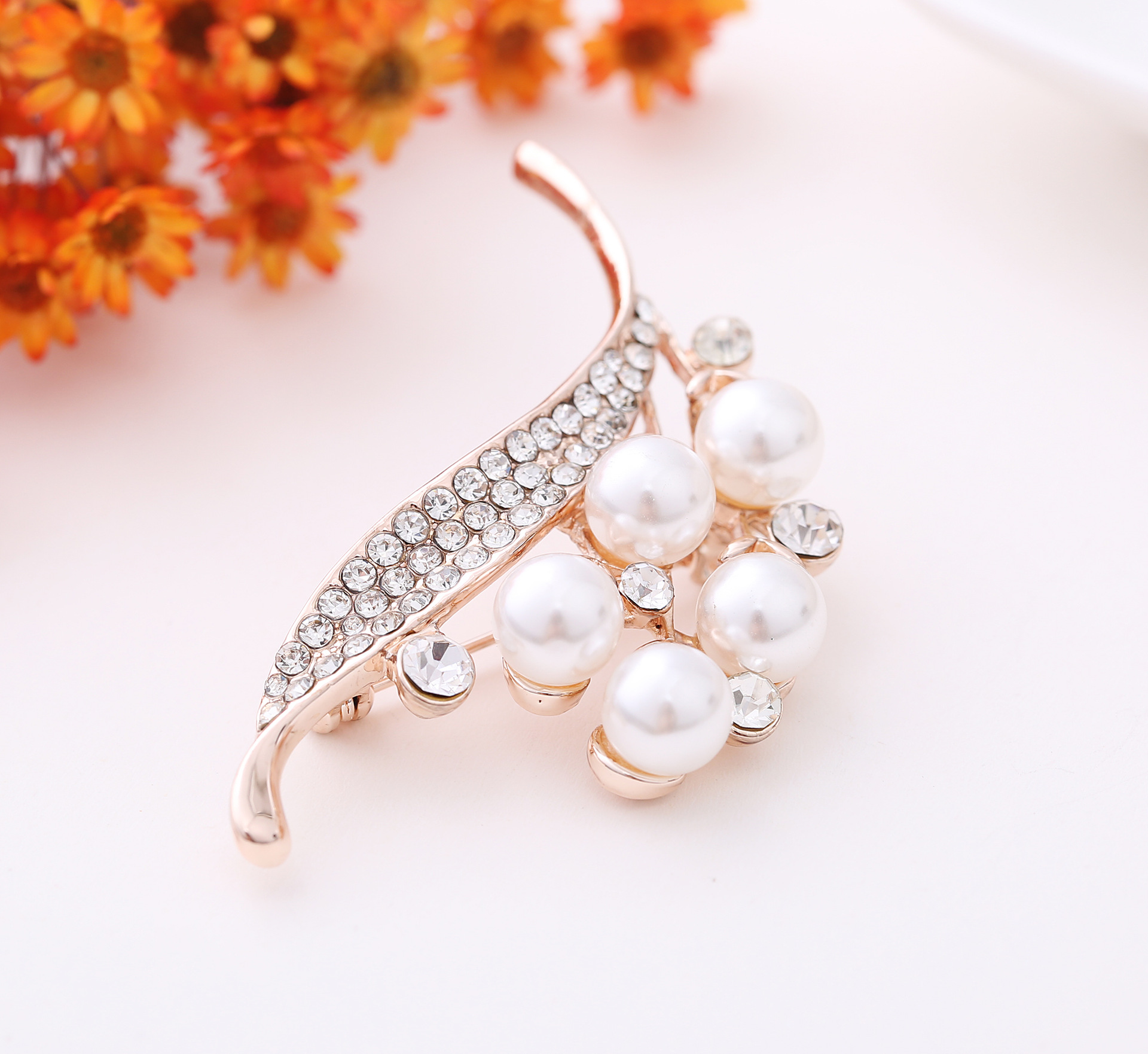 MOAAA Fashion Jewelry Vintage Gold Brooch Pins Crystals Imitation Pearl Flower Brooch Wedding Accessories