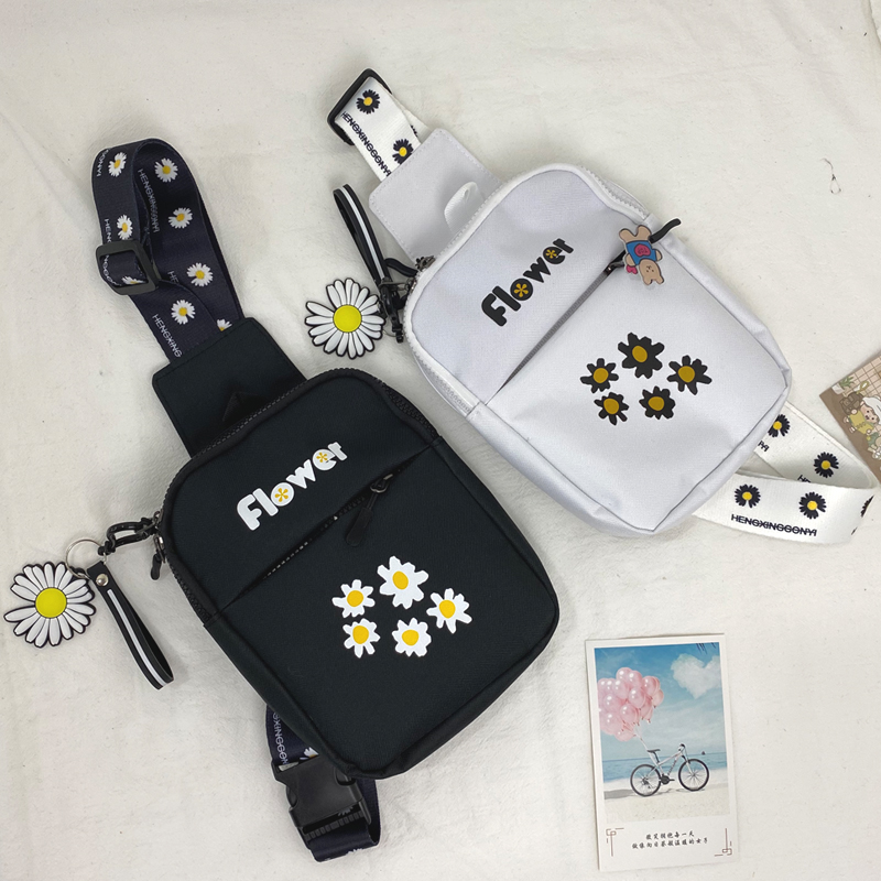 

Japanese Student Daisy Nylon Waterproof Bag New Flower Print Chest Bag Female Ins Korean Wild Messenger Mori Small, Black