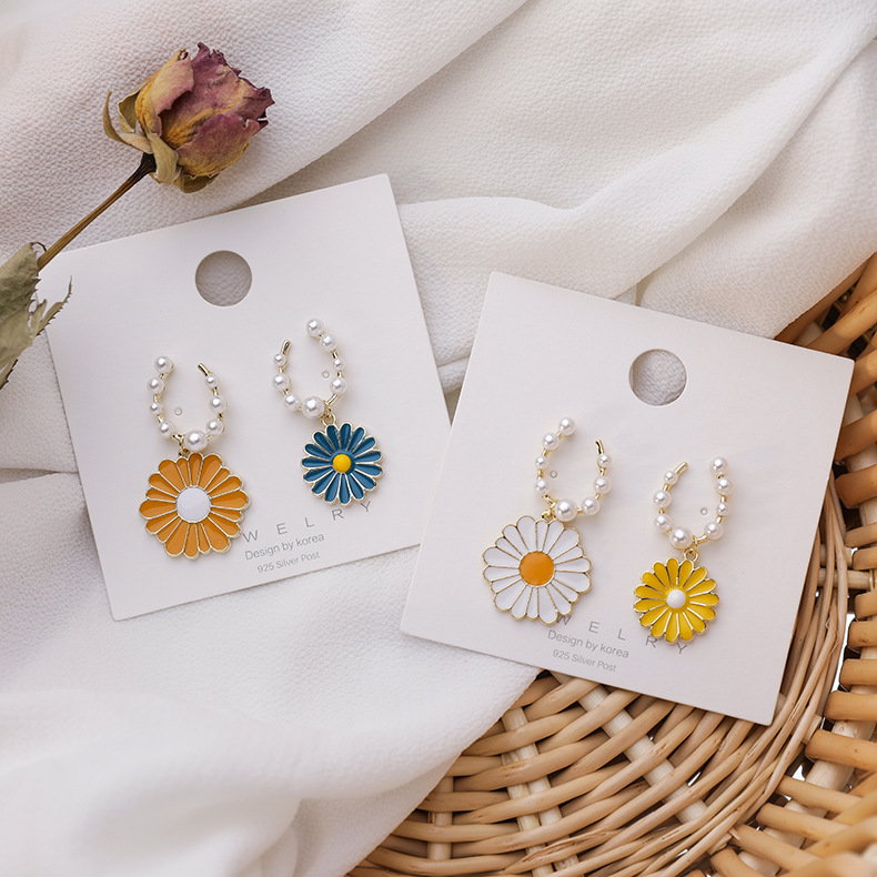 

Korean 2020 Summer New Hot Trendy Simulated Pearl Circle Enamel Flower Asymmetry Drop Earrings For Women Fashion Pendientes