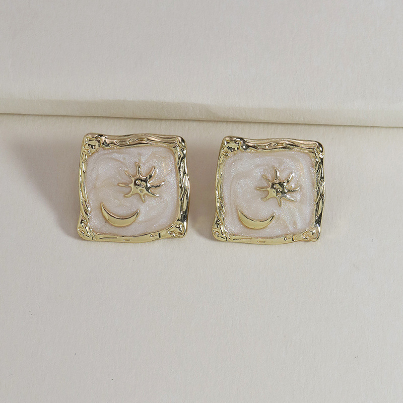 

1Pair 2020 Summer New Moon the Stars Earrings for Women Girl Enamel Stud Earings Simple Ear Stud E520