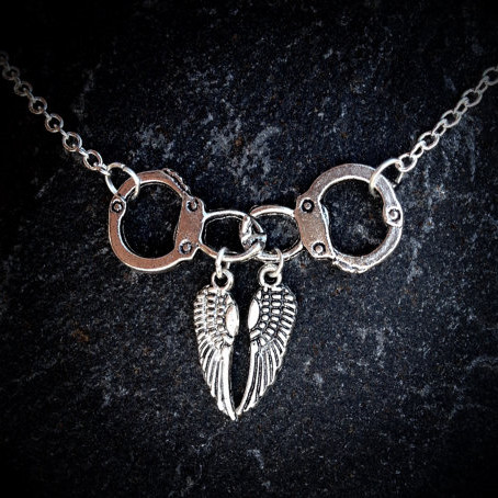

New Style Ancient Silver Handcuffs Wing Charm Pendant Necklace Guardian Angel Creative Designer Necklace Women Men Jewelry Best Friend Gifts