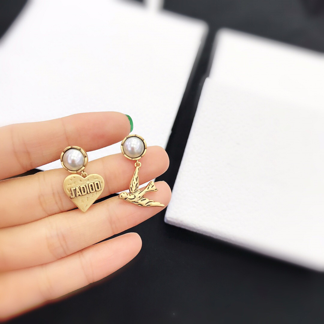 

D home asymmetric bee letter earrings female flying bird peach heart pearl diamond earrings female temperament