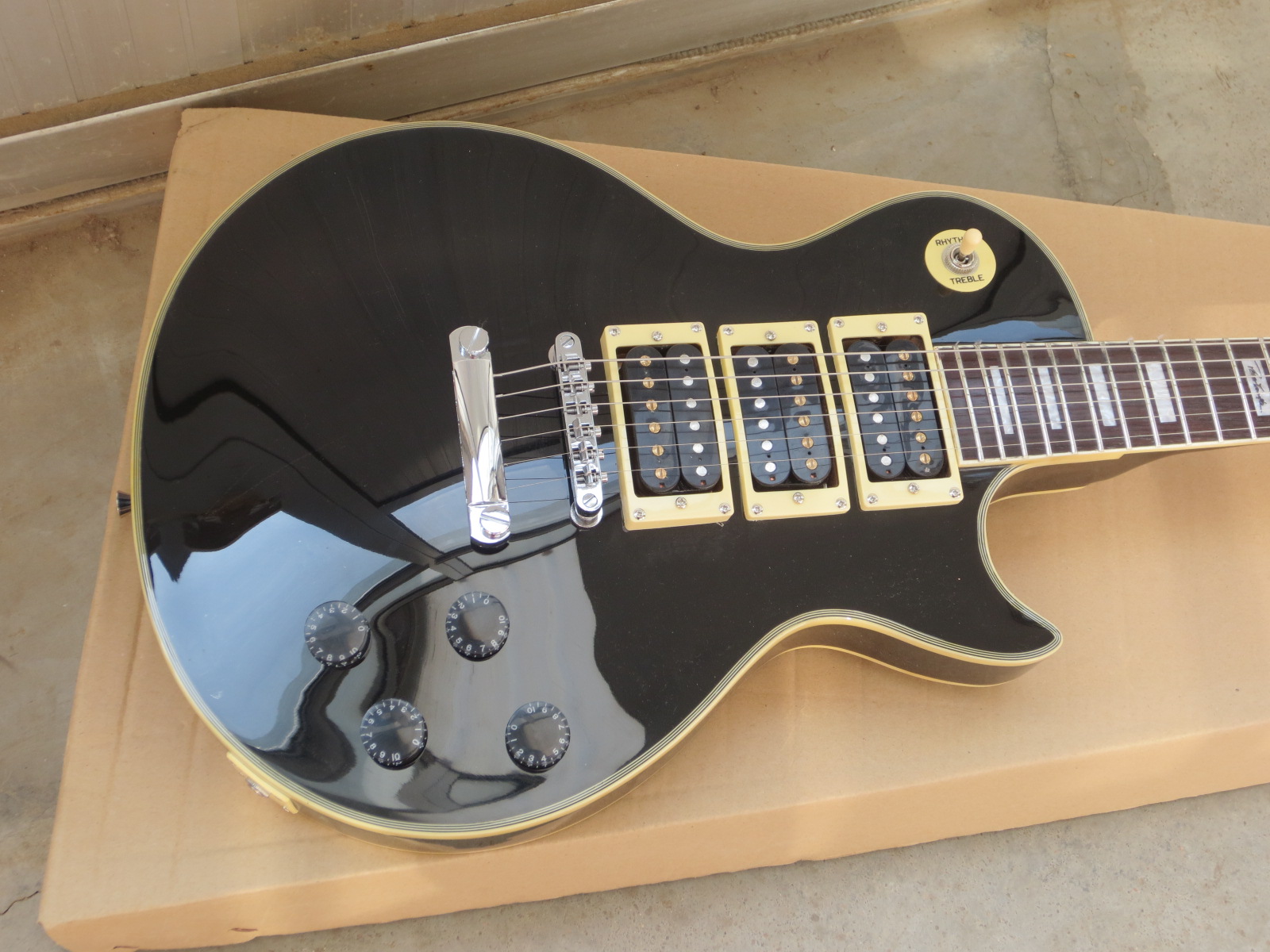

Custom Shop Peter Frampton Signature Black Electric Guitar 3 Pickups, Cream Pickguard, Black Speed Knobs, Grover Tuners, Chrome Hardware