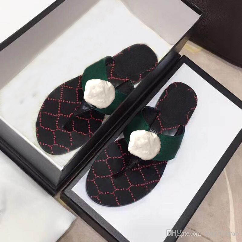 

Classic Men slippers Big bee Summer Rubber bottom woman beach Slides letter Flat heel designer sandals Metal button Lazy lady Loafers Flip flops Large size 35-42-45, Extra shoebox