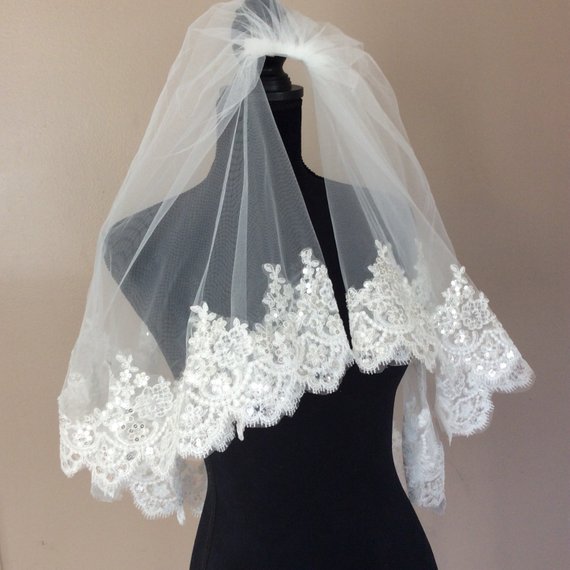 

2019 Cheapest Short Wedding Veils Shoulder Length White Ivory Bridal Veils with Comb 2 Layers Veu De Noiva Lace Appliqued Wedding Veil