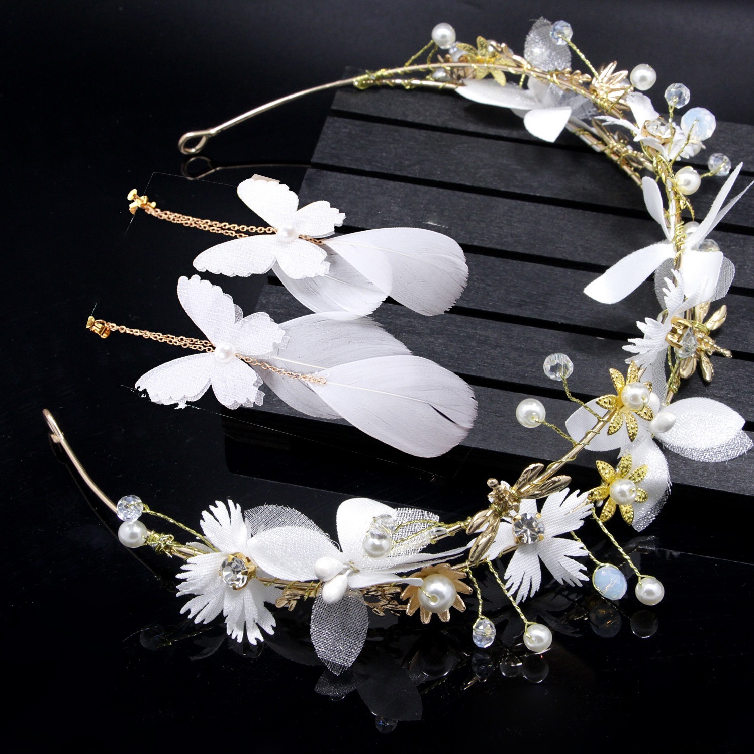 

Korean Marry Bride Headwear Daisy Flower Head Garnishment Hoop Suit Feather Earrings White Hair Decorate Headwear Set