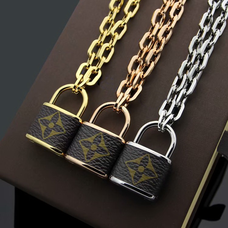 

New Arrive Fashion Lady 316L Titanium steel 18K Plated Gold Thick Necklaces Bracelets With Wrapping Leather Four Leaf Flower Lock Pendant