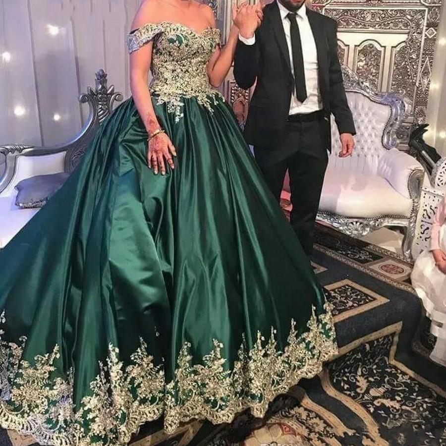 

Setwell Off Shoulder Ball Gown Quinceanera Dresses Sleeveless Pleated Satin Lace Appliques Floor Length Prom Party Gowns, Champagne