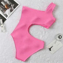 F21 schouder ontwerp badpak vrouwen sexy holle badpak roze letters zomer strand spa duiken bikini badmode