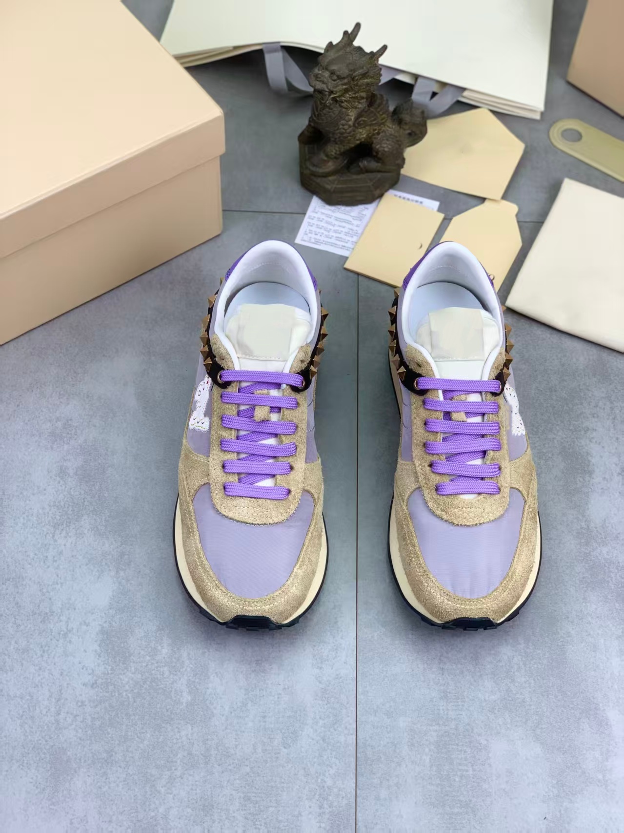 Baskets GAT à plateforme brodée et cloutée en cuir de couleur style célébrité