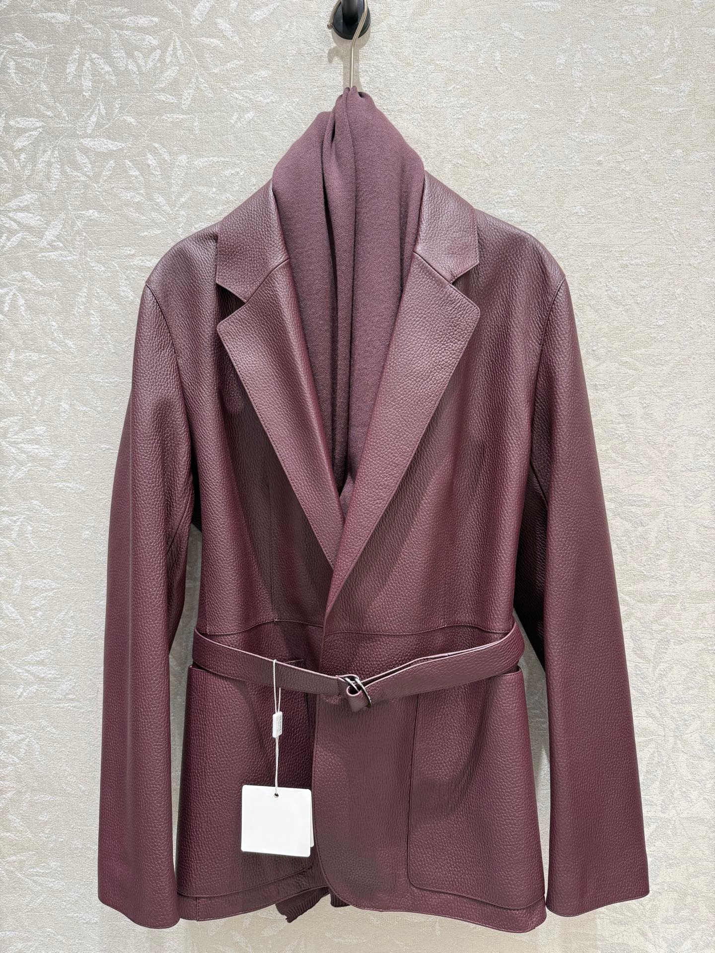 The designer's new style comes with a detachable scarf in the same color scheme and lychee patterned leather suit jacket