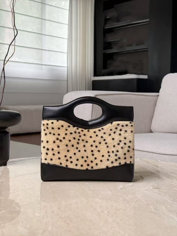 The 2026 new leopard print designer bag features a soft plush exterior paired with shiny black lambskin, giving off a vintage vibe that's si