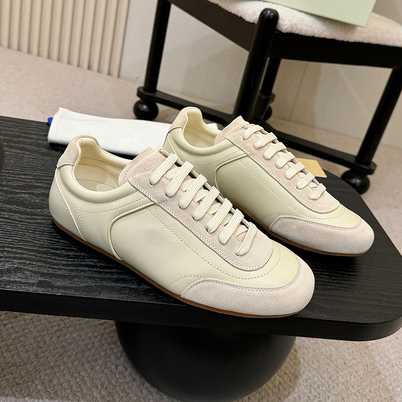 2026 Marque de mode française Chaussures de sport décontractées pour hommes et femmes Logo brodé en cuir Tête ronde Chaussures d'entraînement all