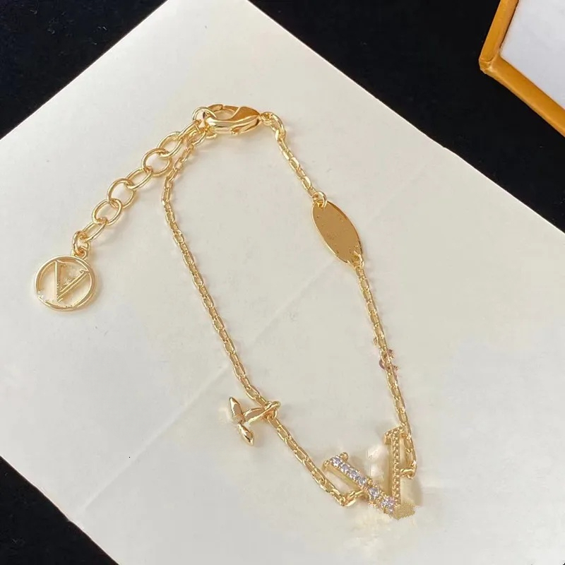 2026 Fashion Style Bracelets Women Bangle Wristband Cuff Chain Designer Letter Jewelry Crystal 18K Gold Plated Stainless steel Wedding LoversBest