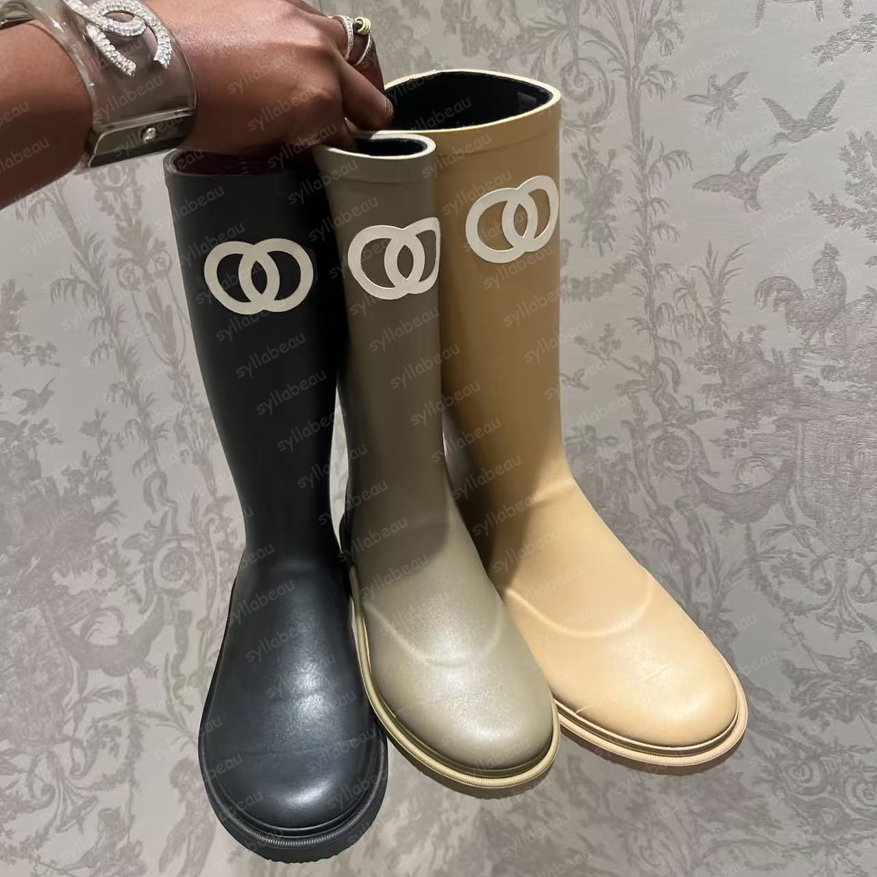 Les bottes hautes imperméables de couleur de chaussures de logo CC de concepteur conviennent aux vêtements extérieurs quotidiens en automne et en