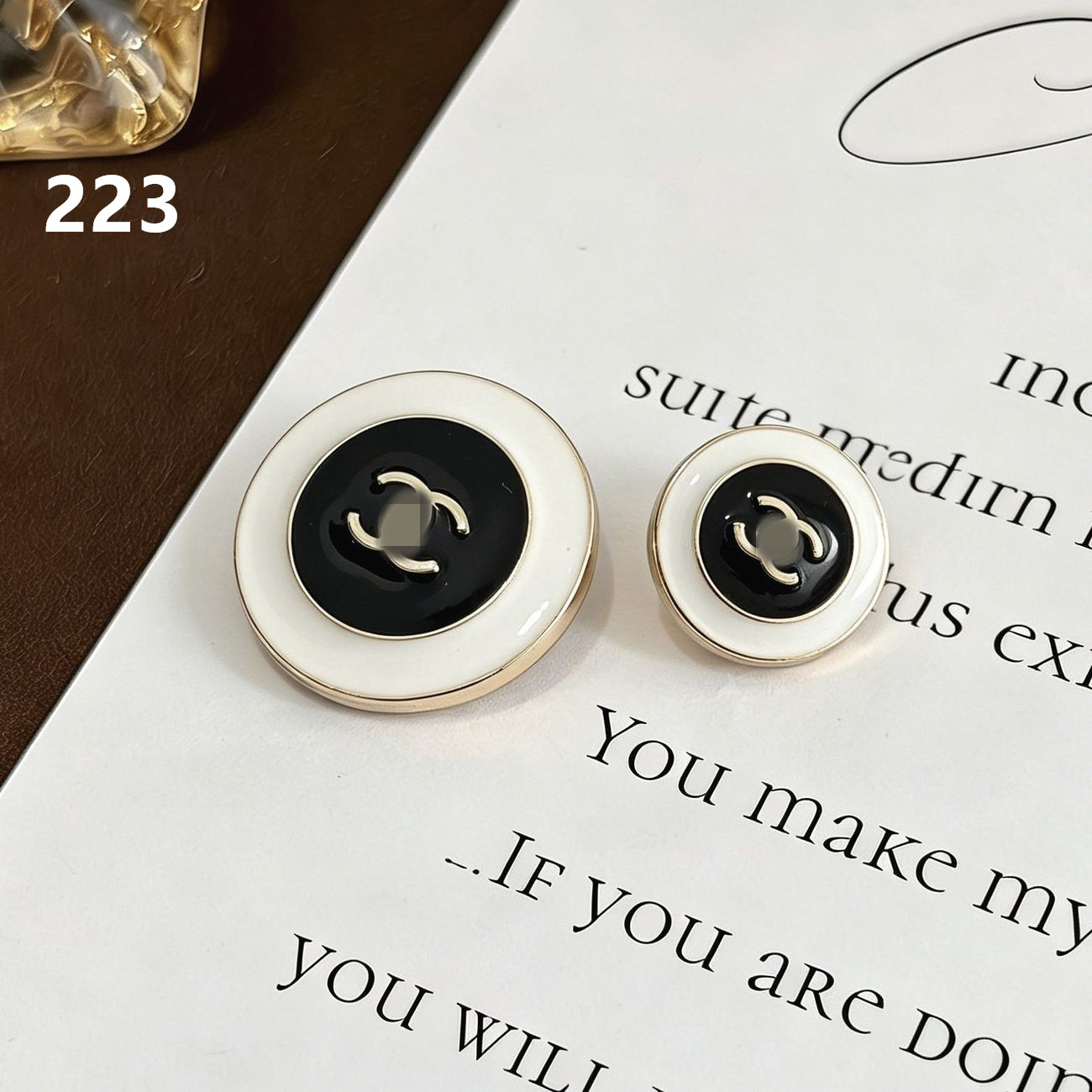 4 pieces/bag 15/23mm classic black and white color metal buttons. Sewn buttons on the suit jacket. High-end brand buttons