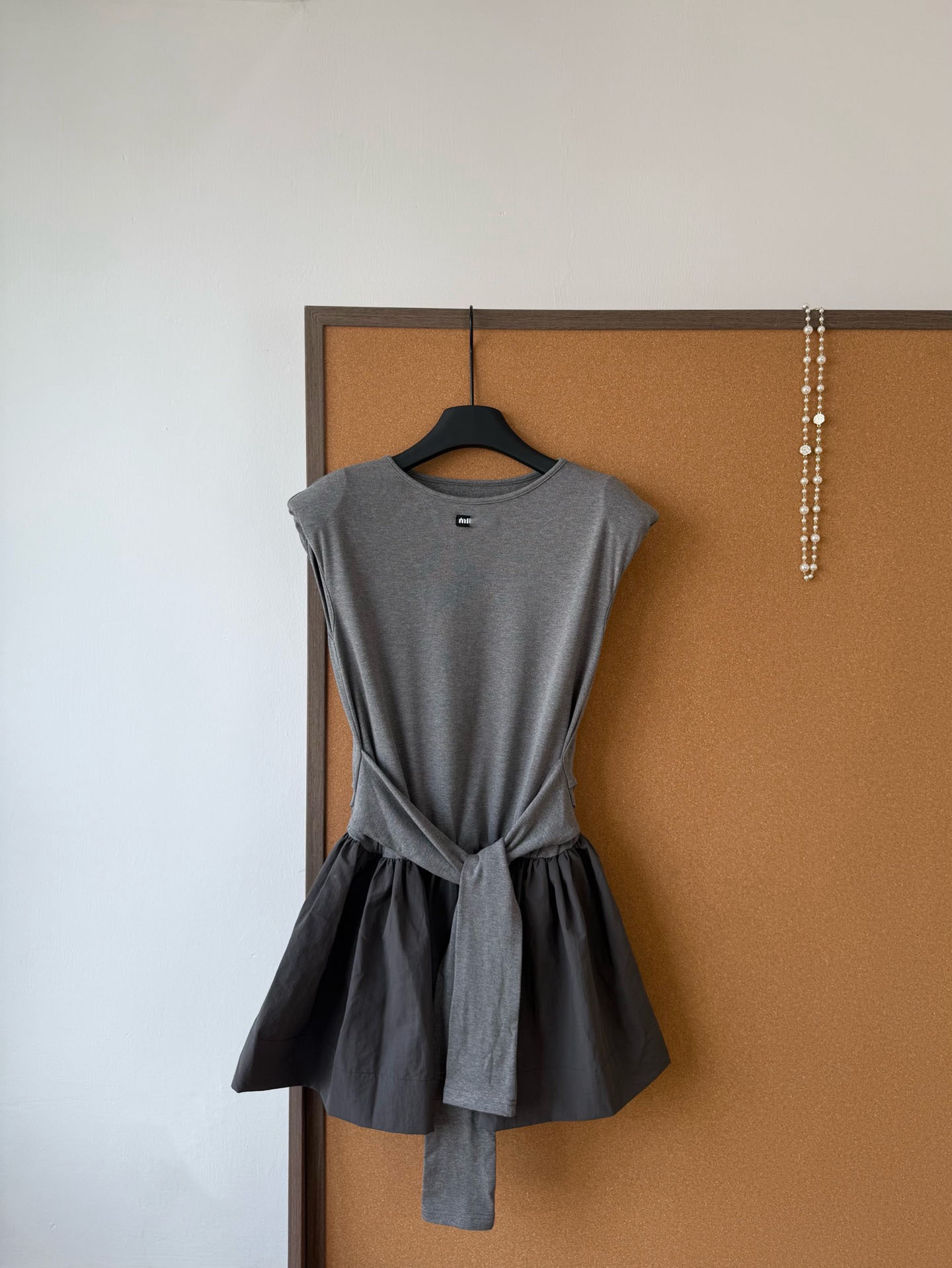 Designer 2026 Elegant And Youthful Waist-Cinching Fashionable Sleeveless Faux Two-Piece Short Dress 15a3 7704