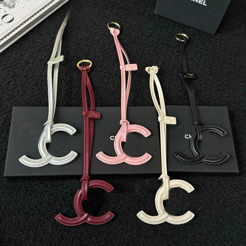Porte-clés de luxe designer lettre chaîne dames 5 couleurs voiture cuir porte-clés femmes serrure classique amour fraise porte-clés accessoires d