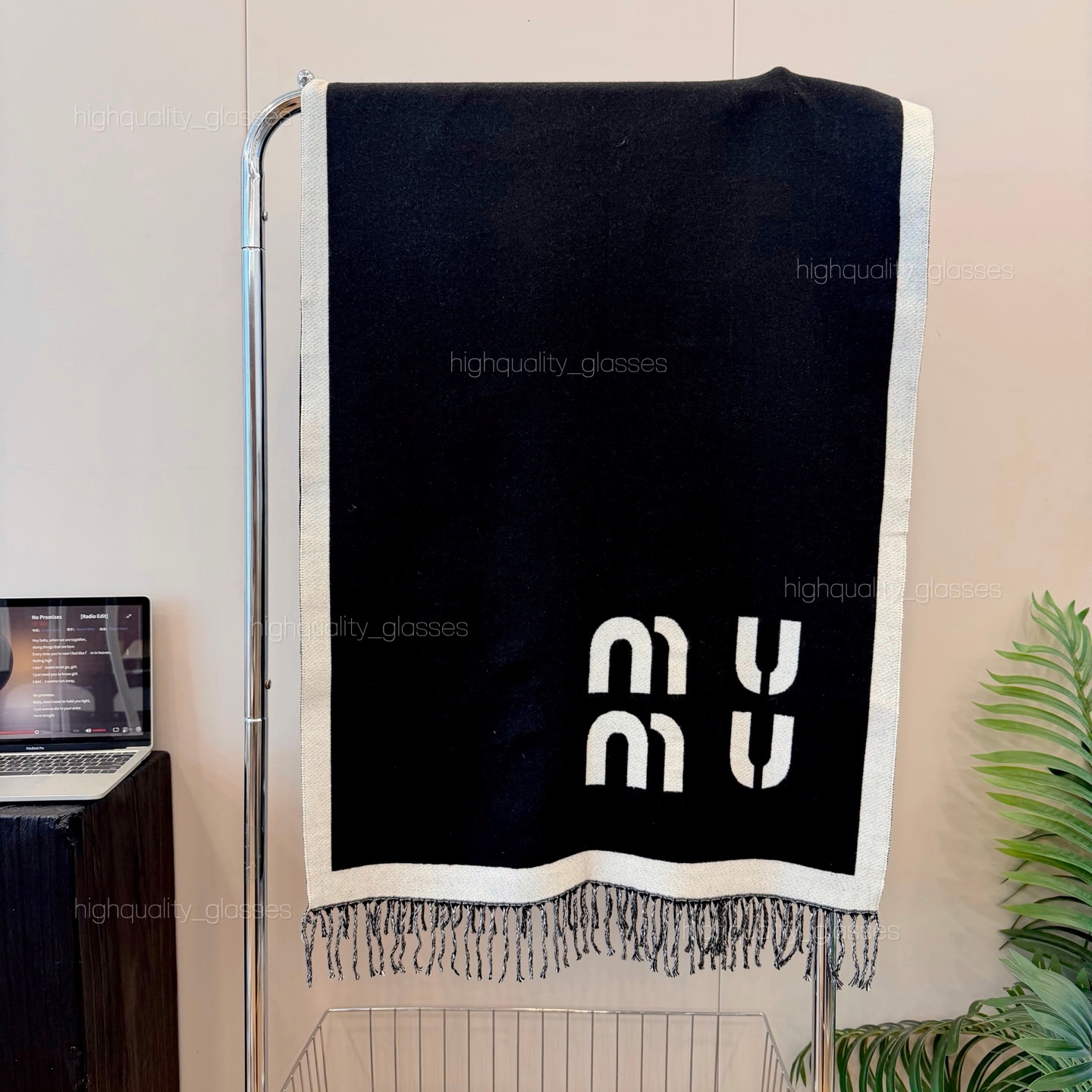 Luxury Designer Double-Sided Letter Pattern Fringed Scarf Warm Wrap Shawl Unisex Winter Neck Scarf for Daily Travel Casual Wear