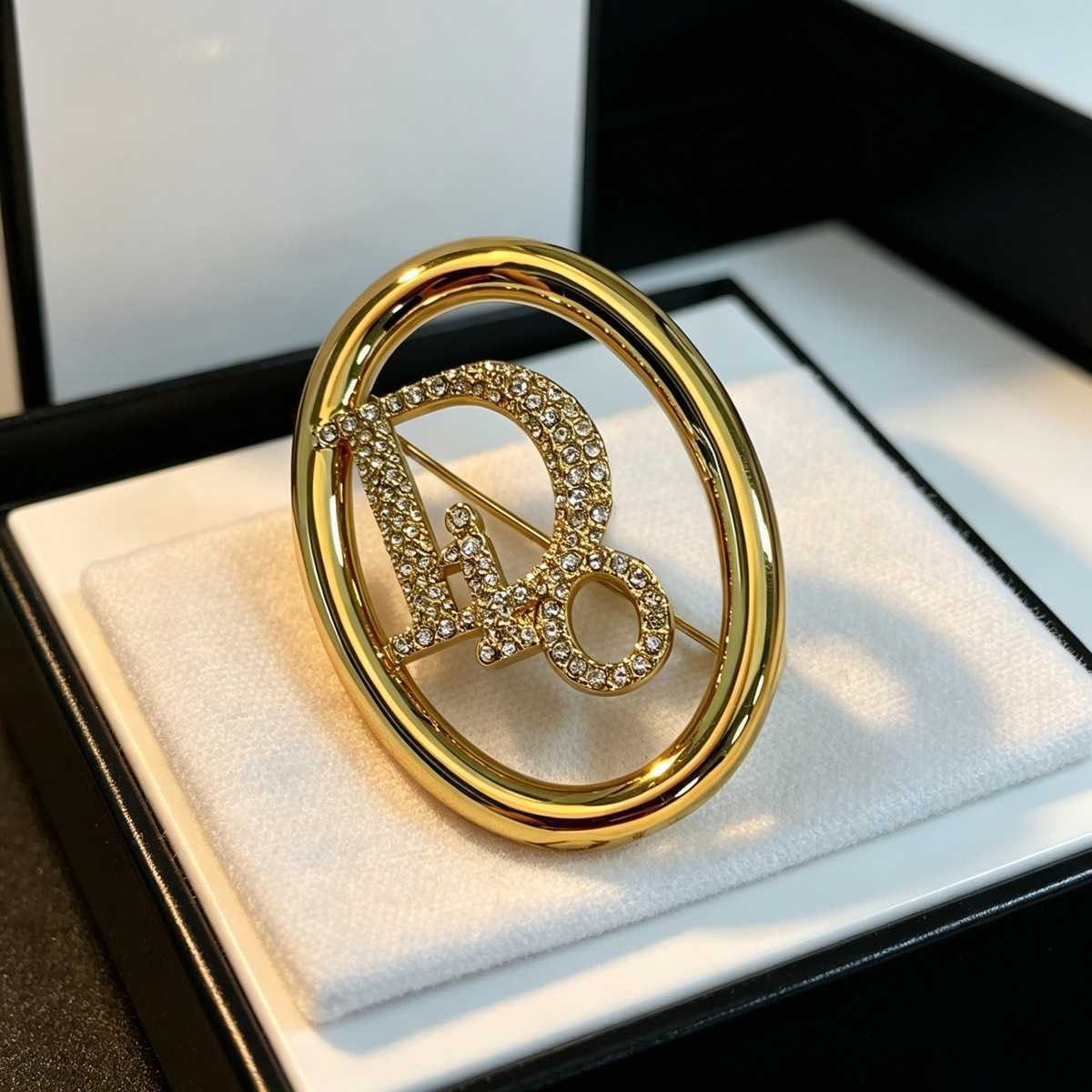 Brooches designer broche brooch 2026 New Diamond-Studded Letter Brooch Light Luxury Versatile Elegant Accessory for Suits and Sweaters gift AA