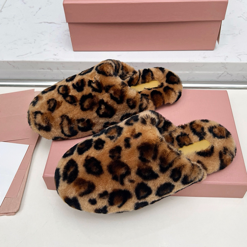 Women's leopard print plush flat slippers with wool lining and toe cover, half drag for autumn and winter, suitable for both home and outdoo