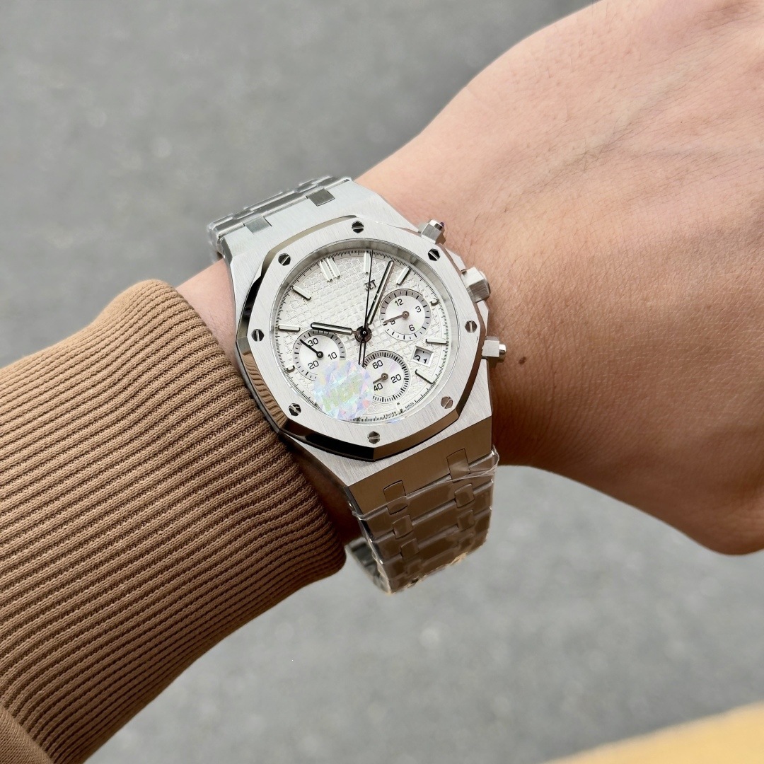 The automatic mechanical steel band business men's wristwatch is a popular and high-quality stainless steel men's wristwatch crafted by a
