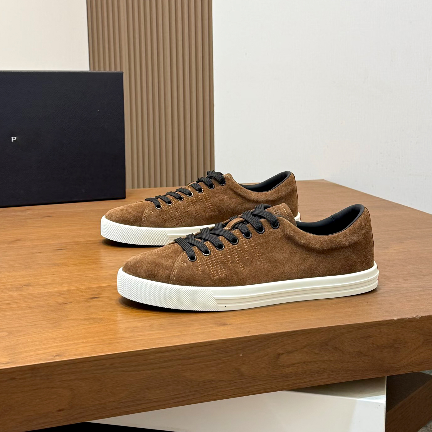 luxurys Designer men sneaker Lace up dress shoe Top quality Business low top Genuine Leather casual shoe Flat Outdoor tennis moccasin run Walking Su