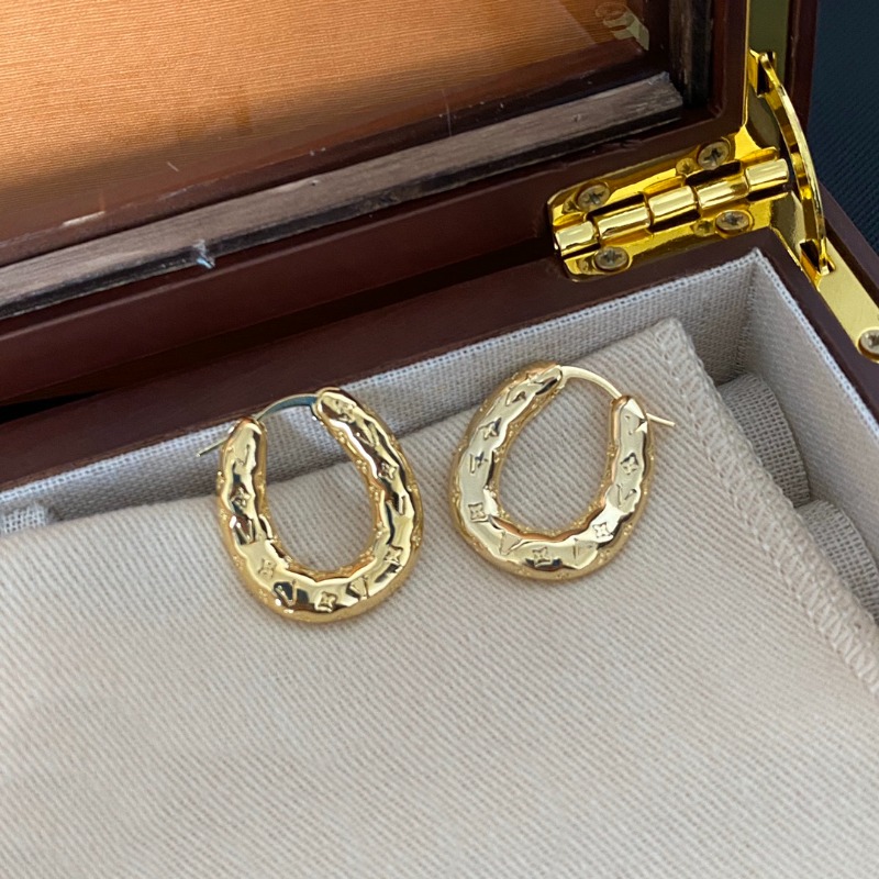 Fashionable Gold Plated Letter Printed Designer Earrings Luxurious High End Gifts Suitable For Womens Commuting And Parties Paired With Exquisite Je