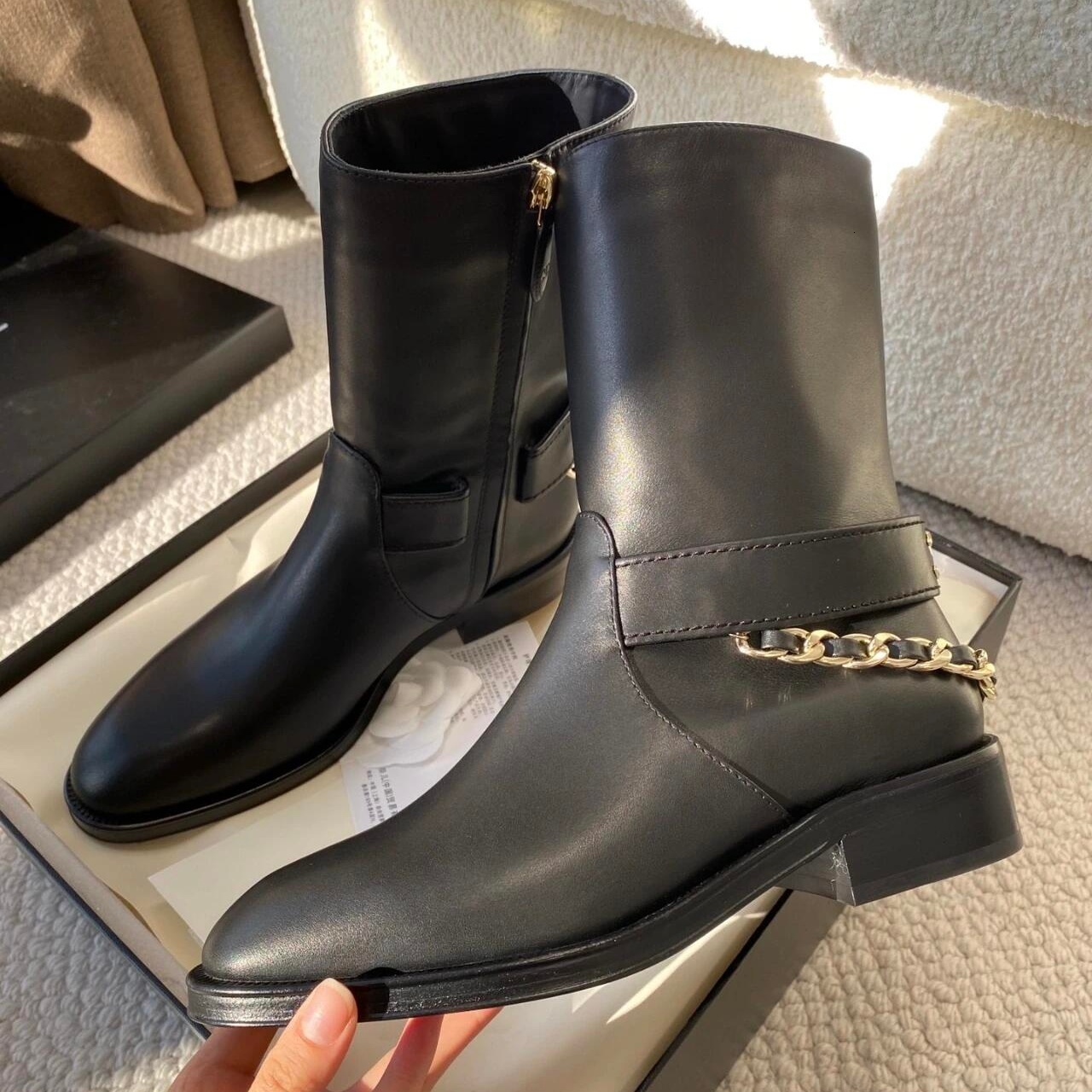 2026 Rain Booties Designer Womens Shoe Luxury Tall Long Rubber Casual White Water Modern Trendy City New Quality Hot Sale Shape Adult Knee High Buck